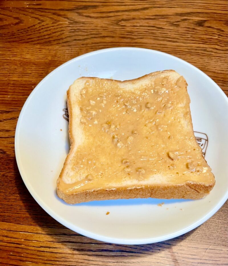 BALMUDAトースターで焼いた食パンにピーナッツバターを塗った